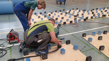 Reparatur Bodenturnfläche Montreal 2026, Entfernen von Kleberesten