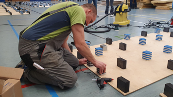 Reparatur Bodenturnfläche Montreal 2026, Festkleben der neuen Würfel